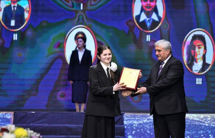 Иштироки Раиси Кумитаи забон ва истилоҳоти назди Ҳукумати Ҷумҳурии Тоҷикистон Сахидод Раҳматуллозода дар маросими ҷоизасупорӣ ба ғолибони Озмуни ҷумҳуриявии «Фурӯғи субҳи доноӣ китоб аст» image 3